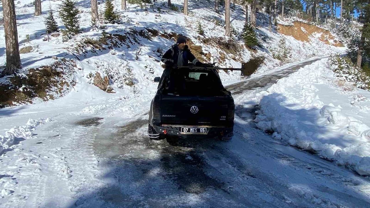 Alanya'nın Yüksek Kesimlerinde Karla Mücadele Sürüyor — Antalya Büyükşehir Ekipleri