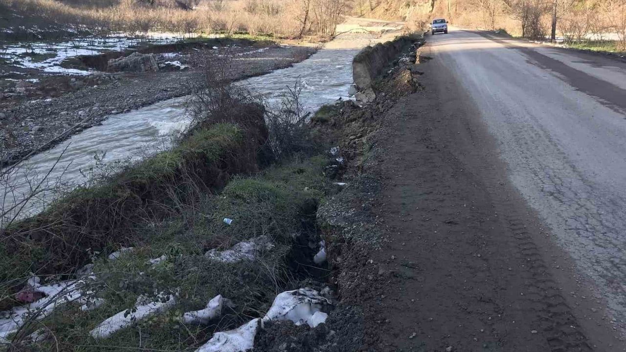 Alaplı'da 20 Metrelik İstinat Duvarı Çöktü