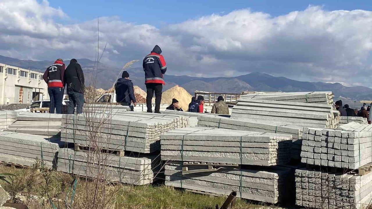 Alaşehir'de 350 üreticiye 3 bin 500 bağ direği hibesi