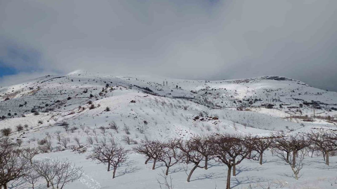 Alaşehir'de 5 Kamyon Karla Çocuklara Kar Sevinci