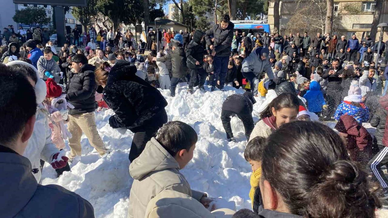 Alaşehir'de Belediye'den Kar Sürprizi: Çocuklar Meydanda Eğlendi