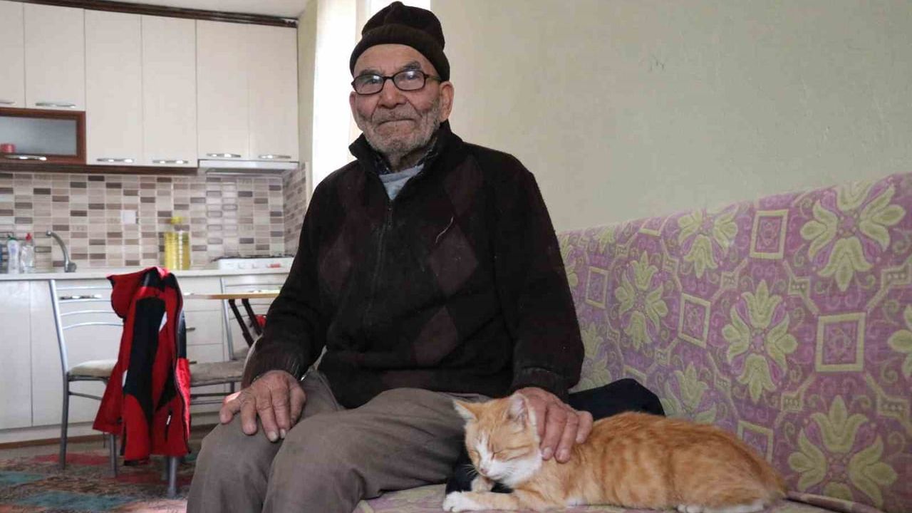 Ali Meşe Uğurlandı: Yanan Evinin Önünde Kedisine Sarılan 93 Yaşındaki Adam