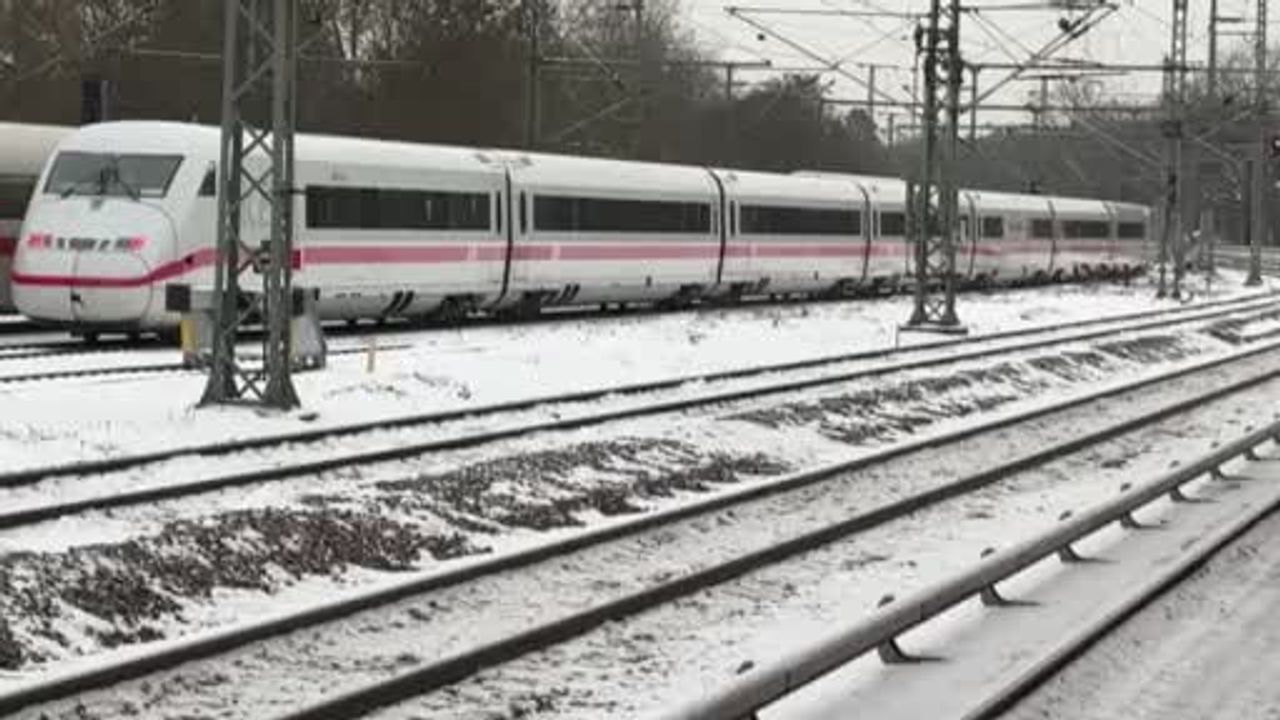 Almanya'yı vuran 'Elli' kar fırtınası ulaşımı felç etti — 2 ölü