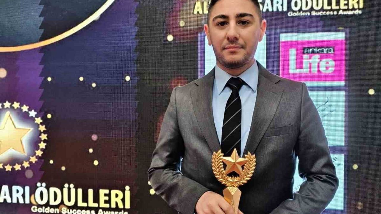 Altın Başarı Ödülleri'nde İHA Muhabiri Kemal Diri'ye 'Yılın En İyi Ekonomi Muhabiri' Ödülü