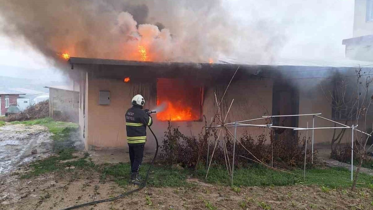 Altınözü'de Müstakil Ev Yangını: Hatay Büyükşehir İtfaiyesi Müdahale Etti
