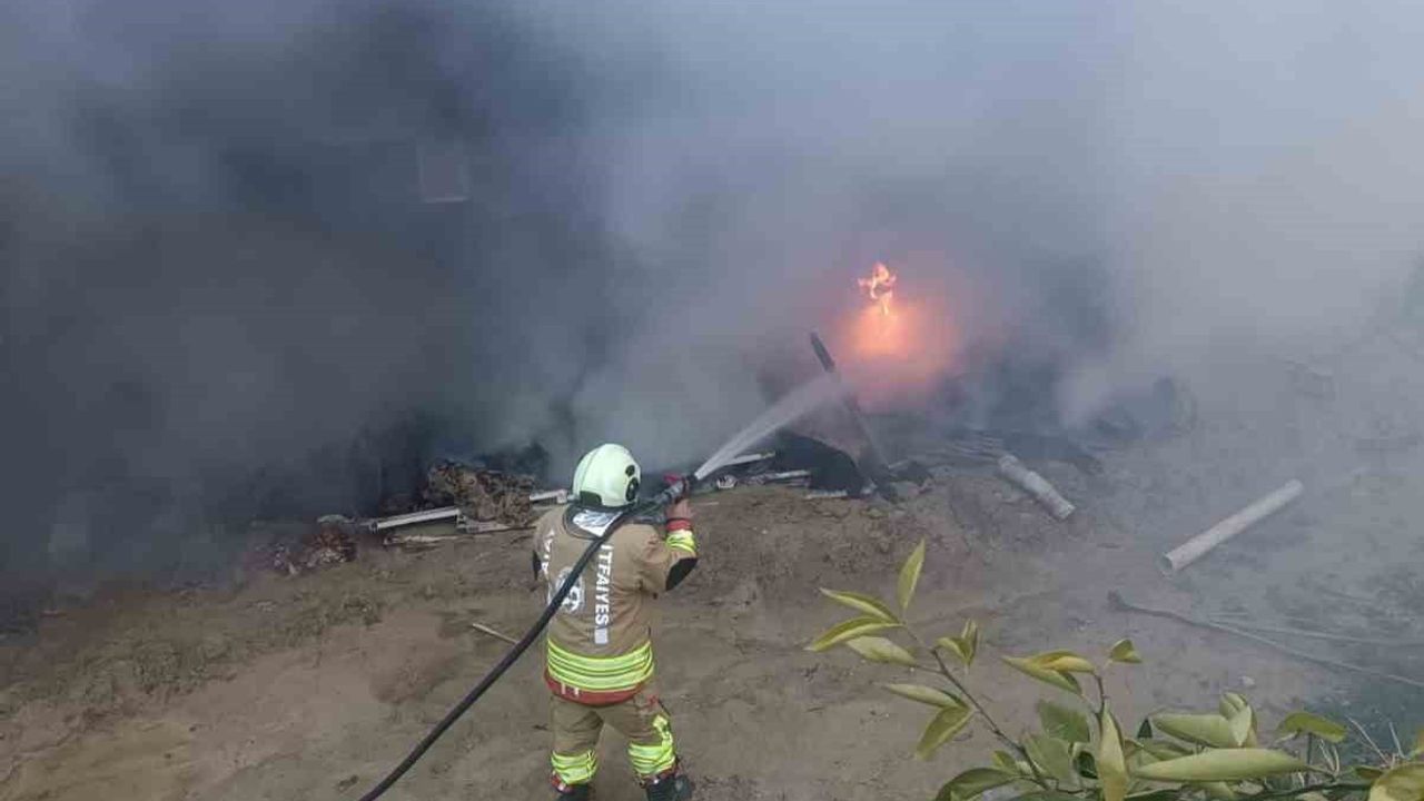 Altınözü'de Odunluk Yangını İtfaiyenin Hızlı Müdahalesiyle Söndürüldü