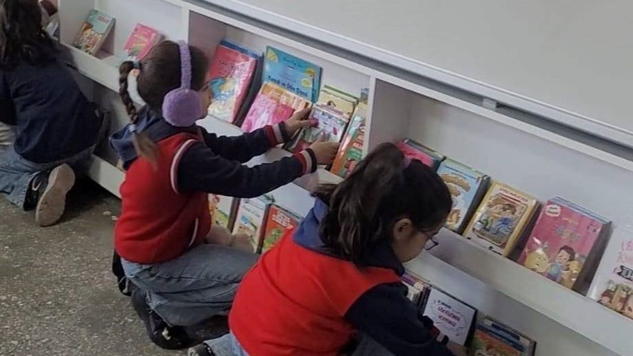 Altıntaş Zafer İlkokulu'na 'Okuyan Nesil' ile Sınıf Kitaplıkları