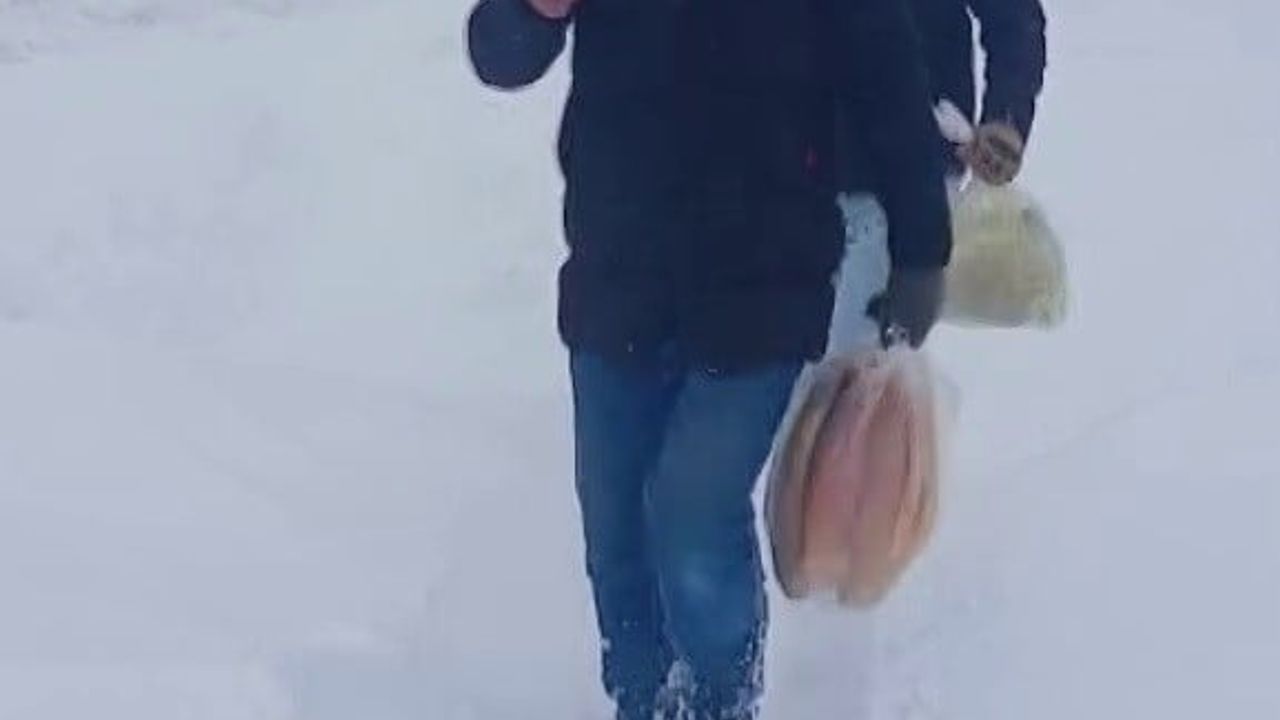 Altınyayla'da Yoğun Kar: Gümişdiğin Köyü Sakinleri 4.5 Kilometre Yürüdü