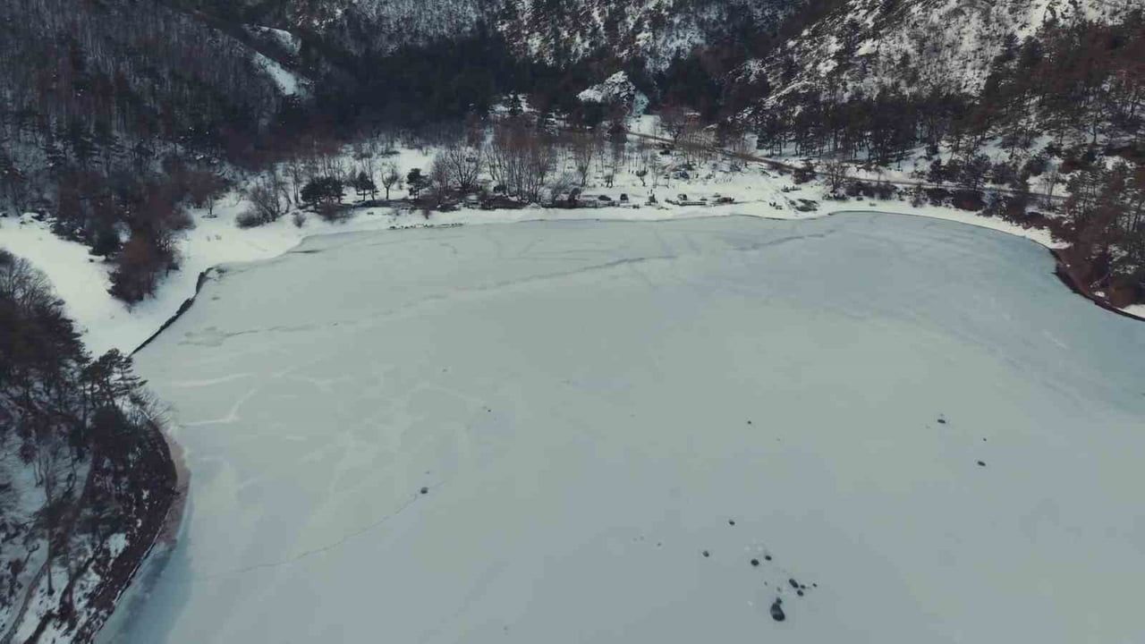 Amasya'da Boraboy Gölü Dondu: Yüzey Buzla Kaplandı