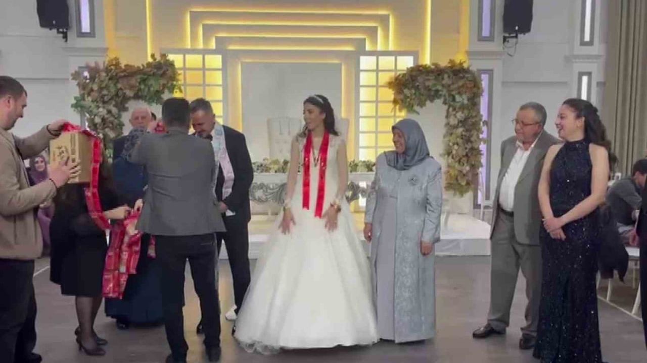 Amasya'da Düğünde Damatın Boynuna Çubuk Kraker Takıldı