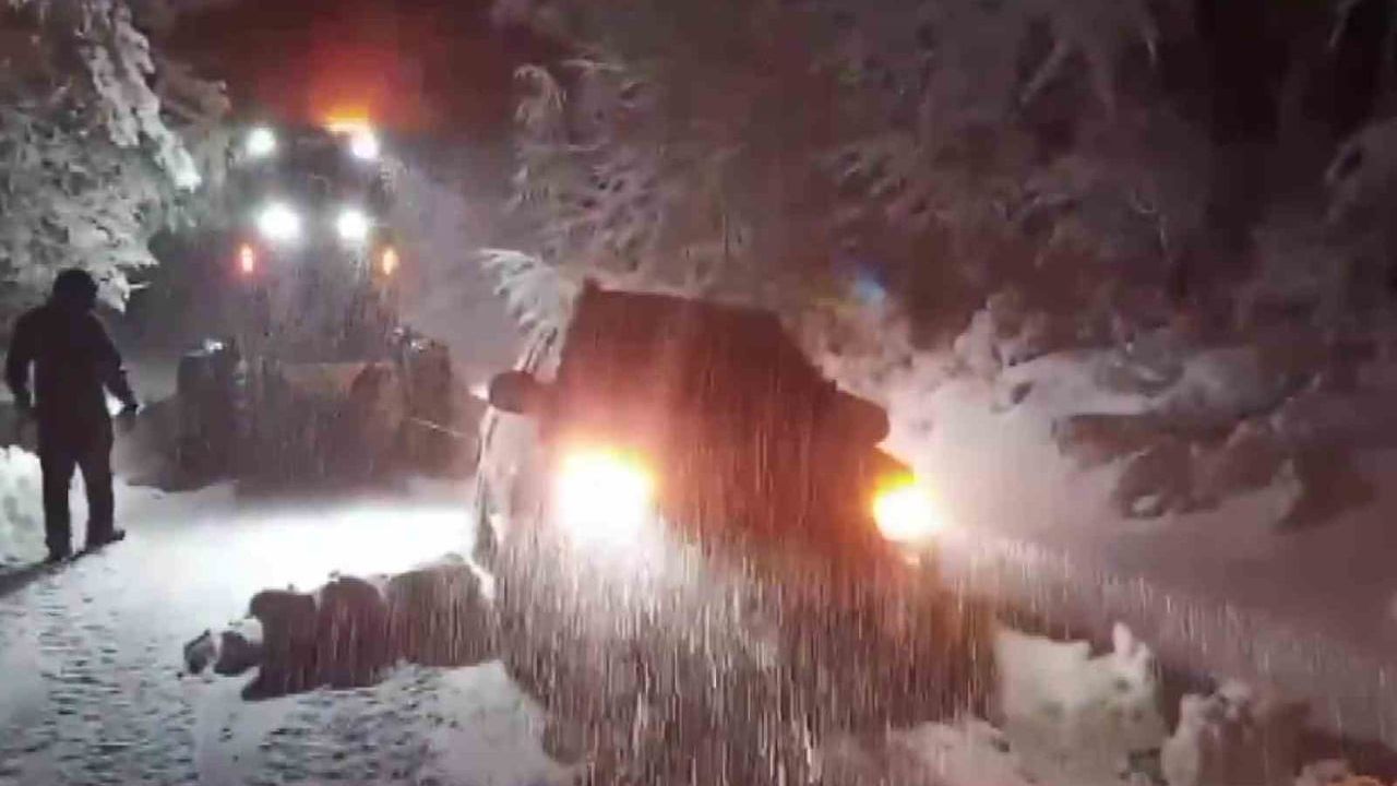 Amasya'da Karlı Dağ Yolunda Mahsur Kalan Aile Greyderle Kurtarıldı