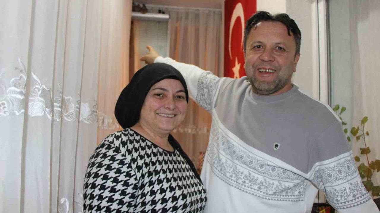 Amasya’da Kumru Çifti Balkon Camına Kışın Ortasında Yuva Kurdu