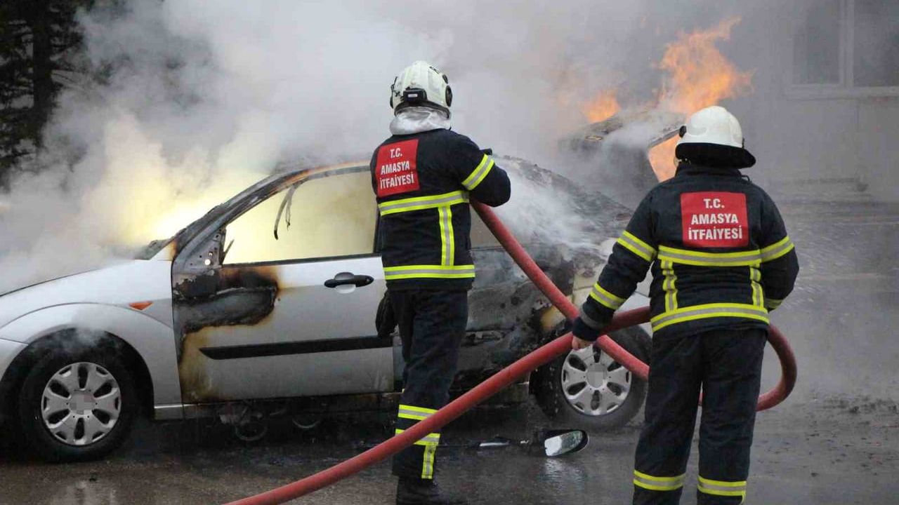 Amasya'da Otomobil Alev Aldı: Patlamalar Çevreyi Korkuttu