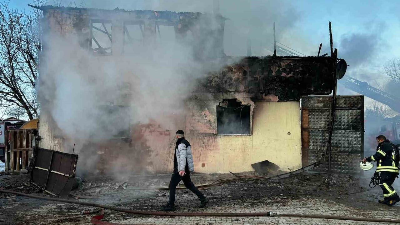 Amasya'da Yangın: İki Katlı Ev Kullanılamaz Hale Geldi