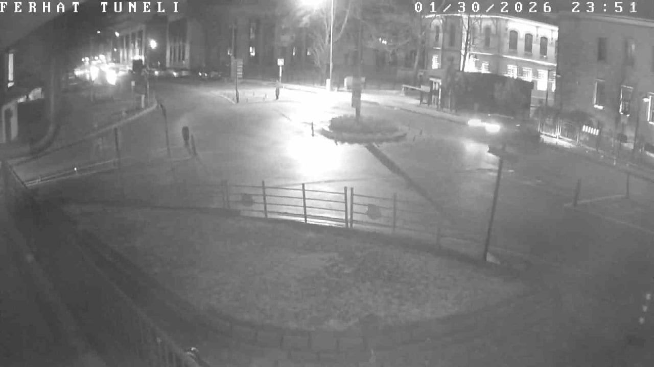 Amasya Ferhat Tüneli'nde Kaza: Araç Valilik Binasının Duvarına Çarptı