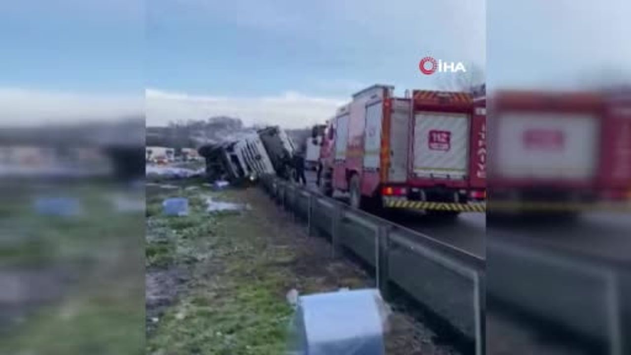 Anadolu Otoyolu'nda Refüje Çarpan Tır Yan Yattı: Sürücü Yaralı