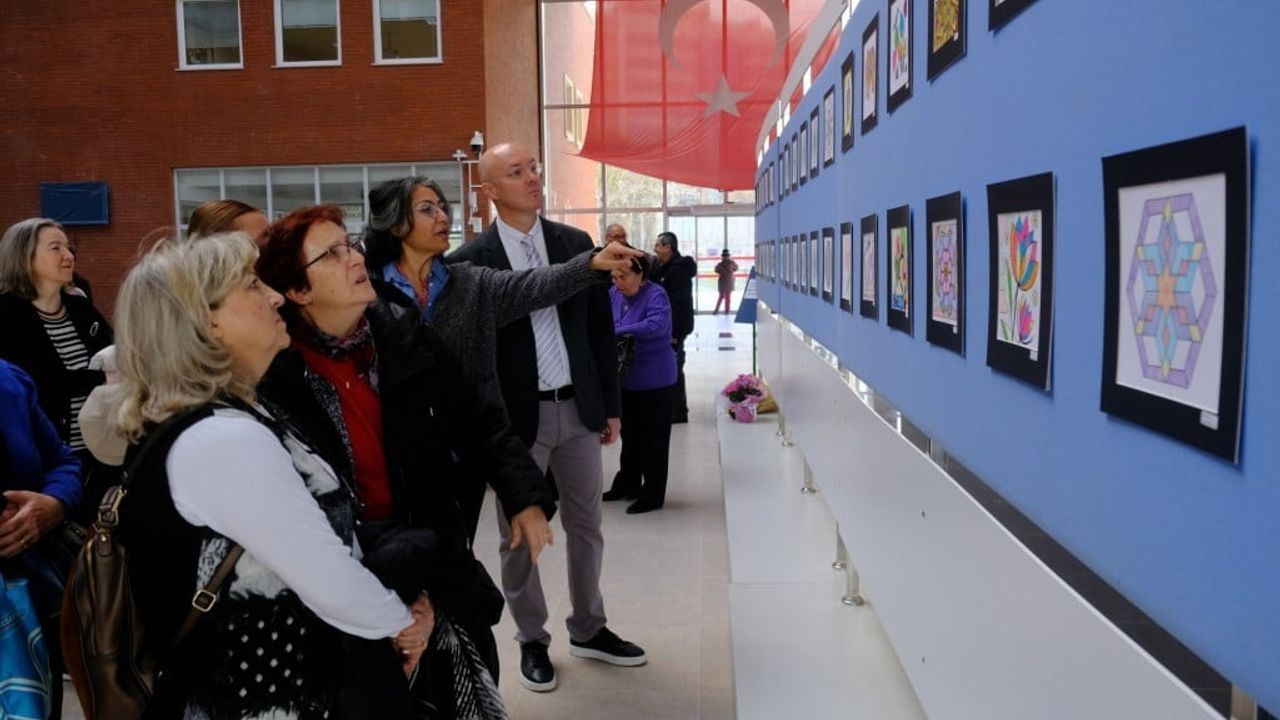 Anadolu Üniversitesi'nde 60 yaş üstü Tazelenme Üniversitesi Öğrencilerinin Mandala Sergisi