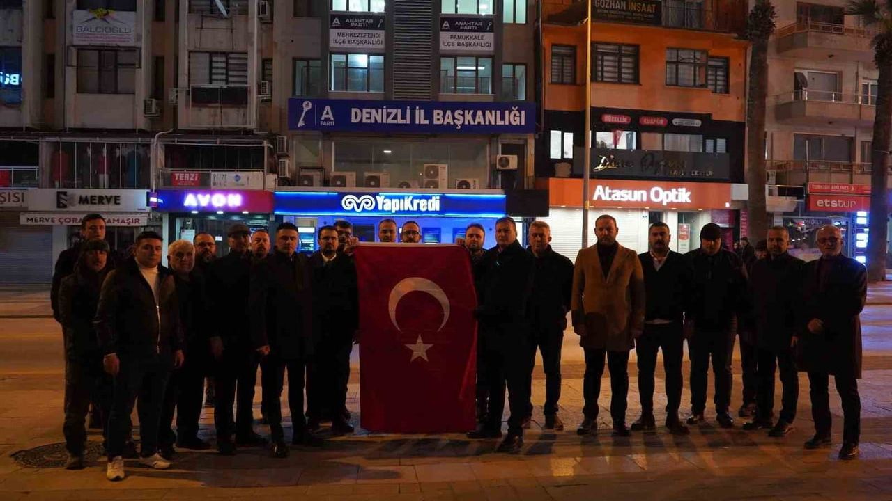 Anahtar Parti Denizli İl Binasına Dev Türk Bayrağı Astı