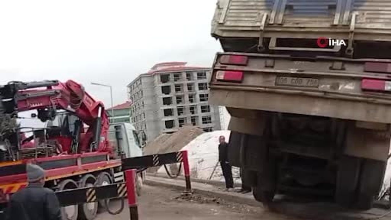 Ankara Beypazarı'nda Freni Arızalanan Kamyon Park Halindeki Araca Çarptı