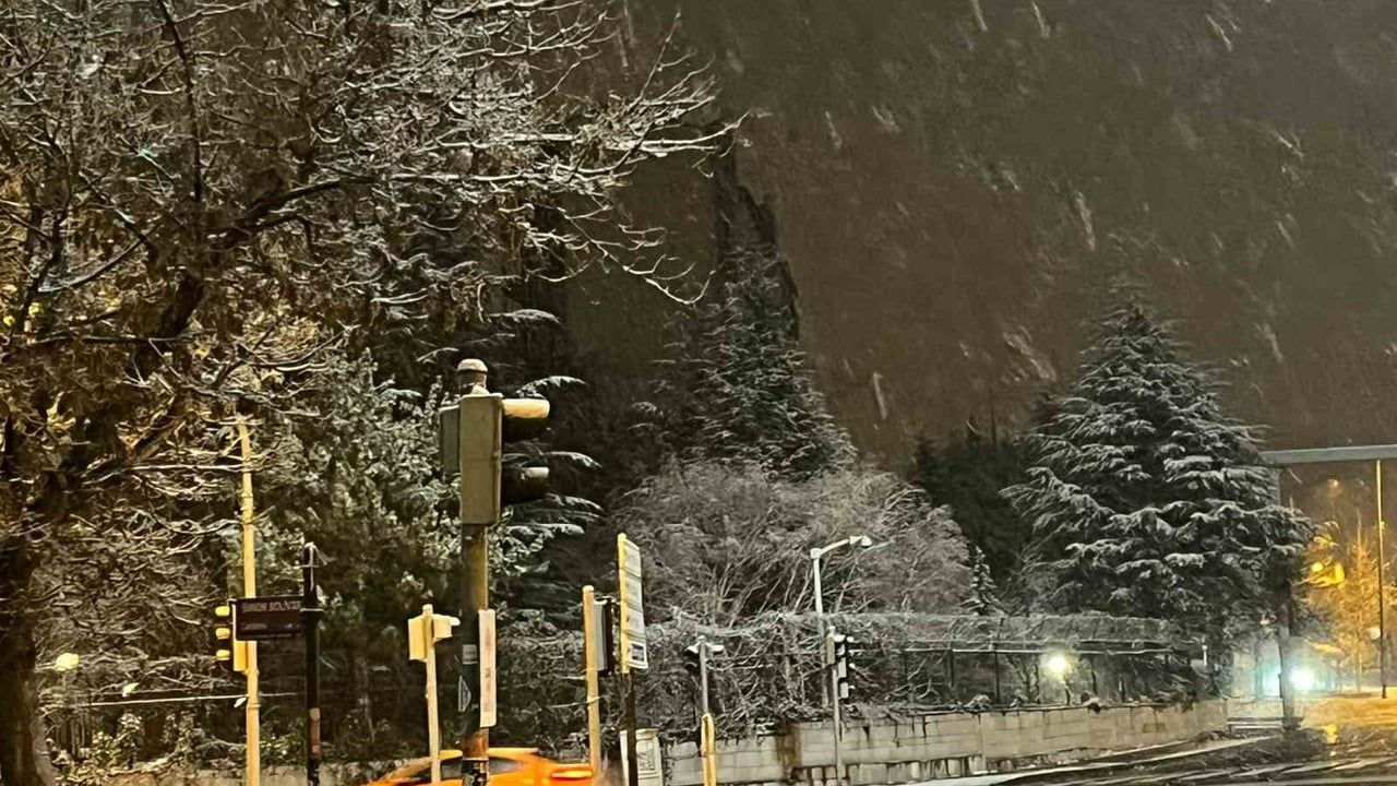 Ankara'da Gece Kar Yağışı Etkili Oldu