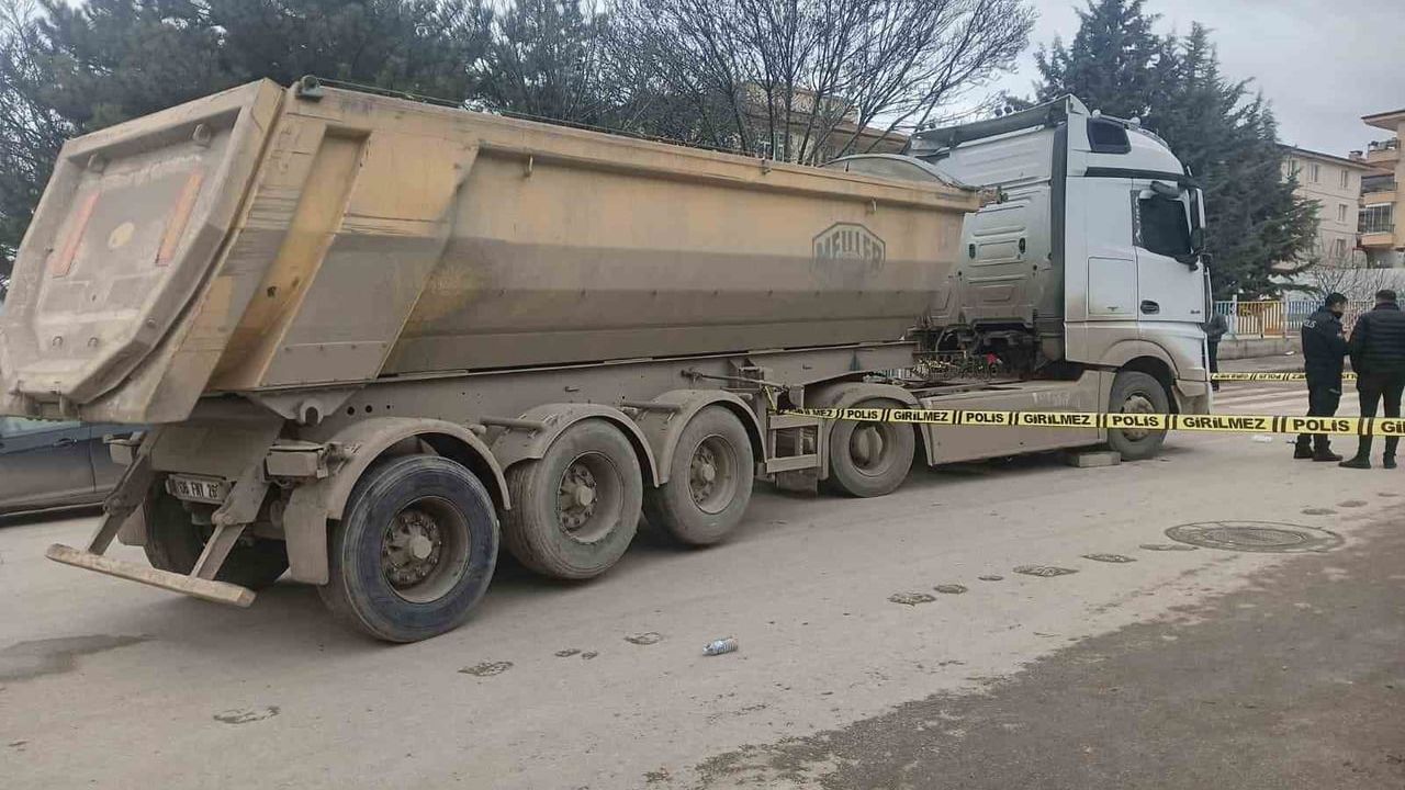 Ankara'da Hafriyat Kamyonu Cüzdanı Toplayan Kadını Ezdi: 63 Yaşındaki Y.D. Ağır Yaralı