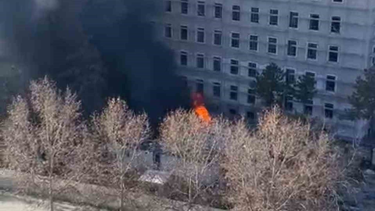 Ankara'da İçişleri Bakanlığı Yerleşkesinde 3 Konteynerde Yangın