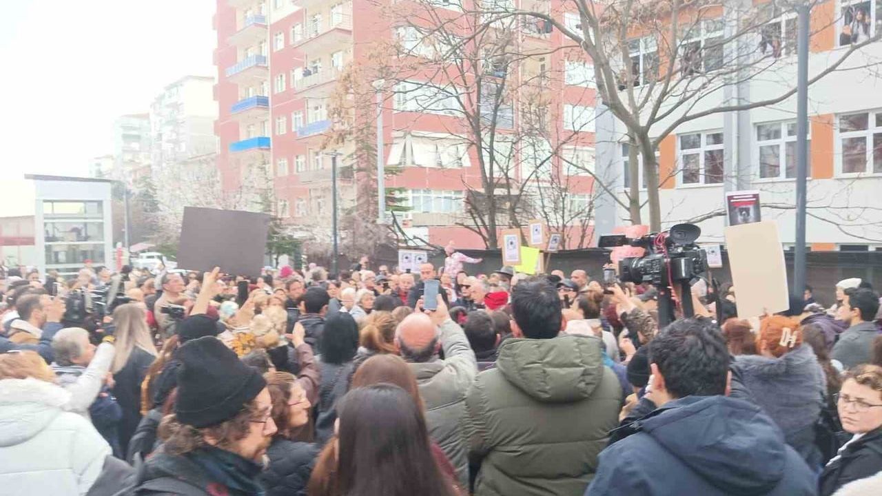 Ankara'da 'Matmazel' İddiası: Demetevler Metro'da Hayvanseverlerden ABB'ye Tepki