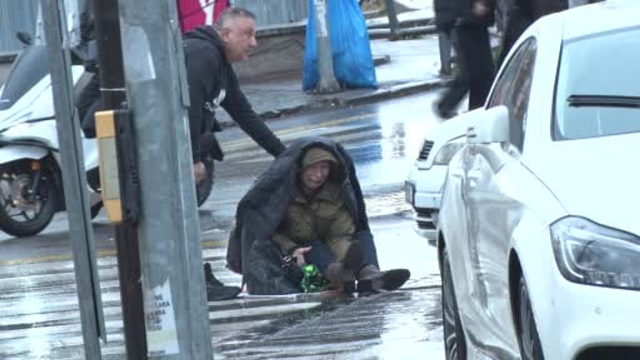 Ankara'da Yaya Geçidinde Kaza: Yağmur Altında Yaralanan Kadın Ambulans Bekledi