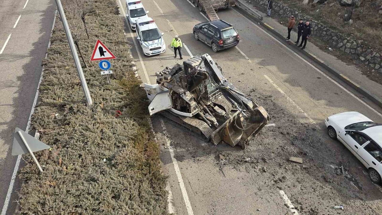 Ankara Elmadağ’da Tırın Kepçesi Köprüye Takıldı, Yola Düştü