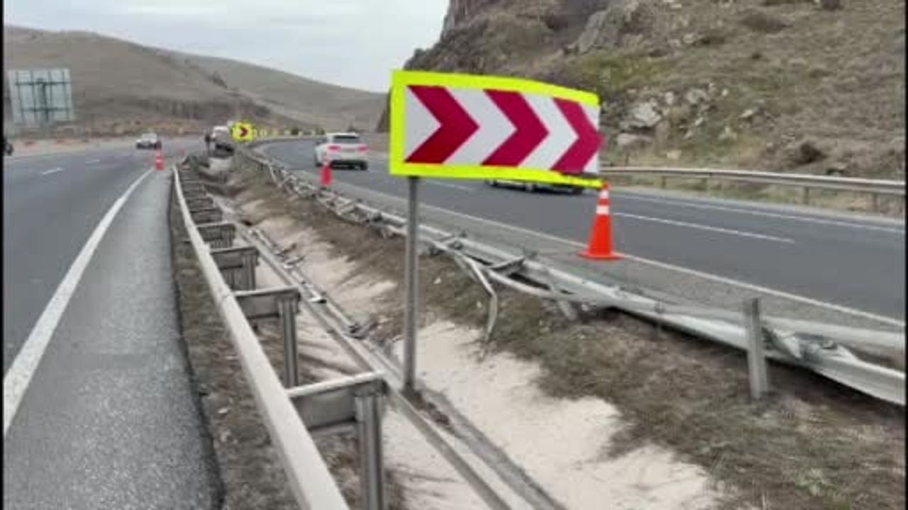 Ankara-Eskişehir'de Tekeri Patlayan Vinç Bariyerleri Aşıp Karşı Şeride Geçti