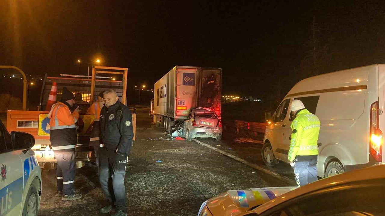 Ankara Keçiören'de Tıra Çarpan Sürücü Hayatını Kaybetti