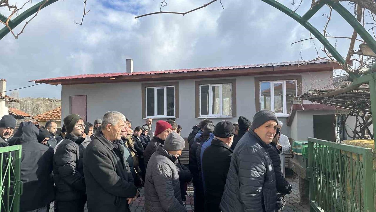 Ankara Mamak'ta boğularak öldürülen Esra Muratoğlu Çankırı'da toprağa verildi