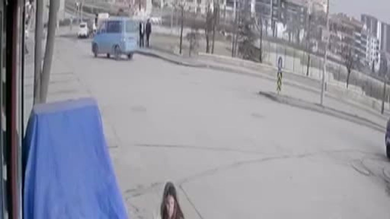 Ankara Sincan'da Kavşak Kazası: İki Araçta Maddi Hasar