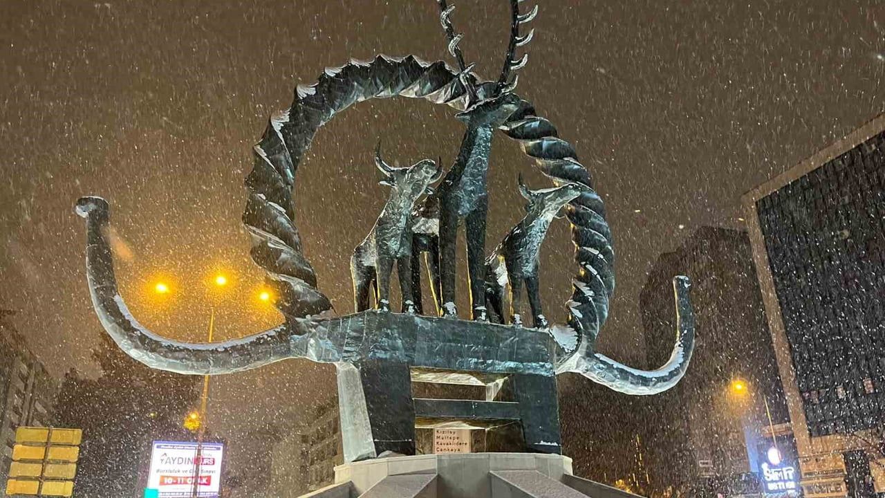 Ankara yeni yıla kar yağışıyla girdi