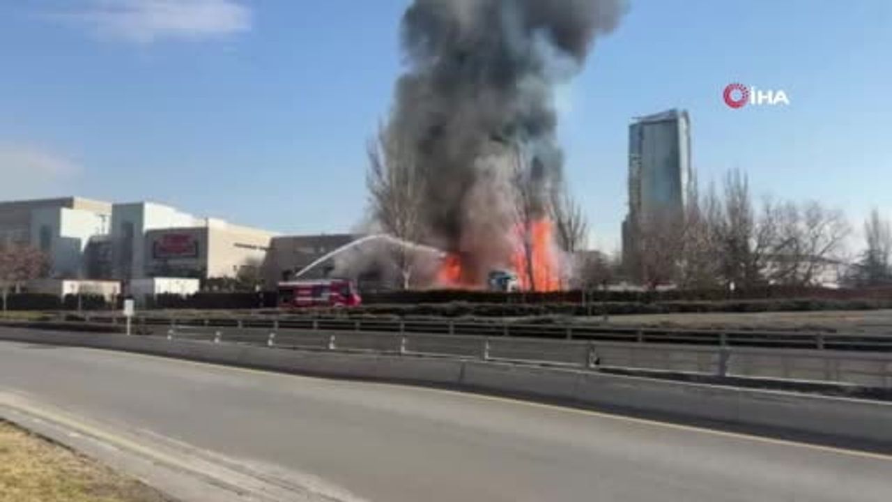 Ankara Yenimahalle'de Park Halindeki Araçlar Alev Aldı — Patlama Sesleri Kayıtlara Yansıdı