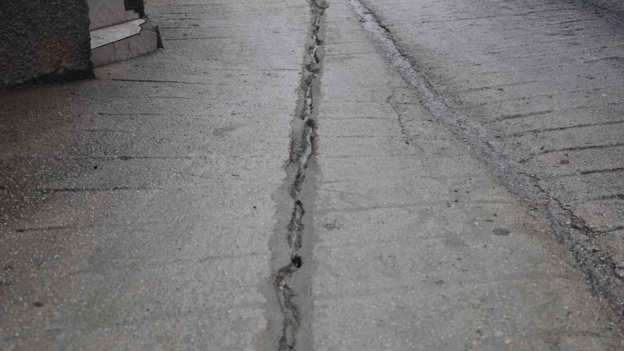 Antakya'da Kablo Hırsızları Kamerada: 30 Metre Yer Altı Kablosu Makasla Çalındı