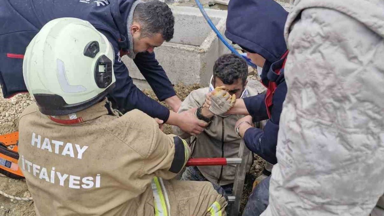 Antakya'da Kuyuya Düşen Vatandaş İtfaiye Tarafından Kurtarıldı