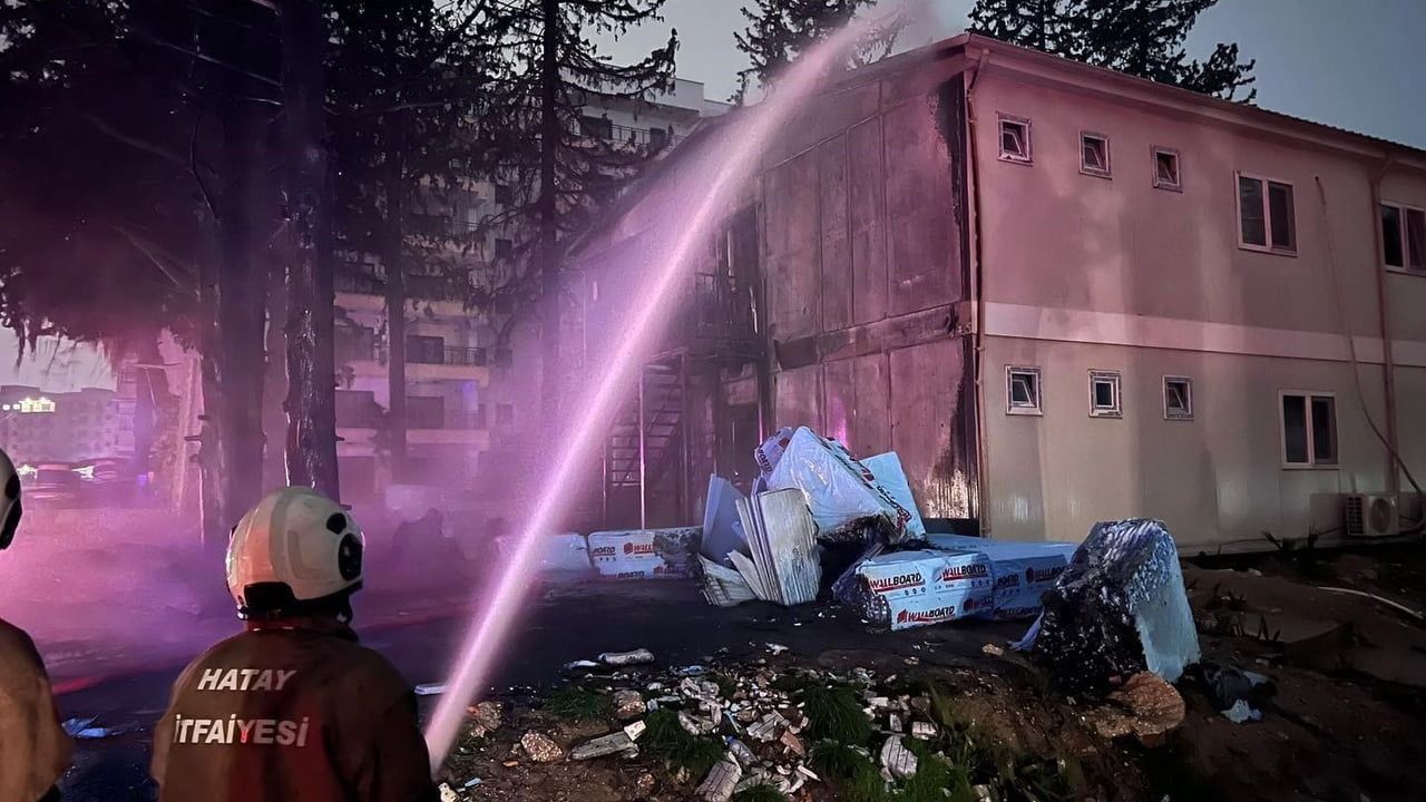 Antakya'da Şantiye Yangını Hızlı Müdahaleyle Kontrol Altına Alındı