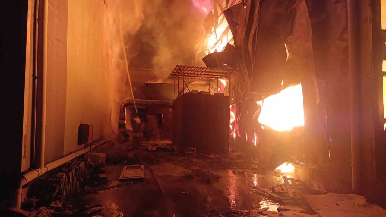 Antakya'da Sünger Deposu Yangını Hızlı Müdahaleyle Kontrol Altında