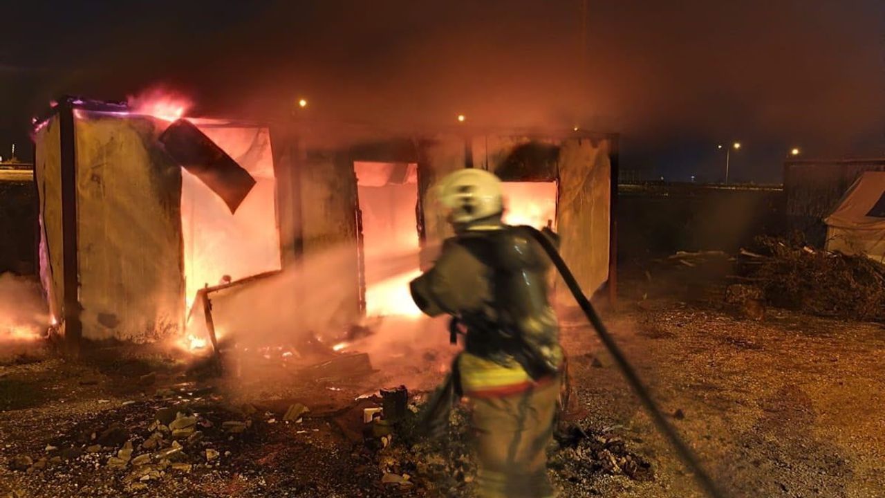 Antakya Serinyol'da Konteyner Yangını — Can Kaybı Yok