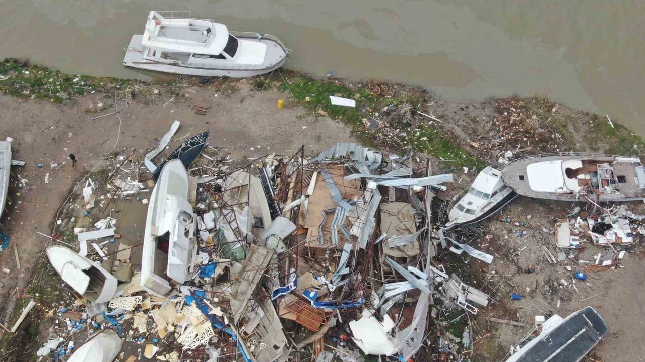 Antalya Aksu'da Hortum: Hasar Gören Tekneler Vinçlerle Kurtarılıyor