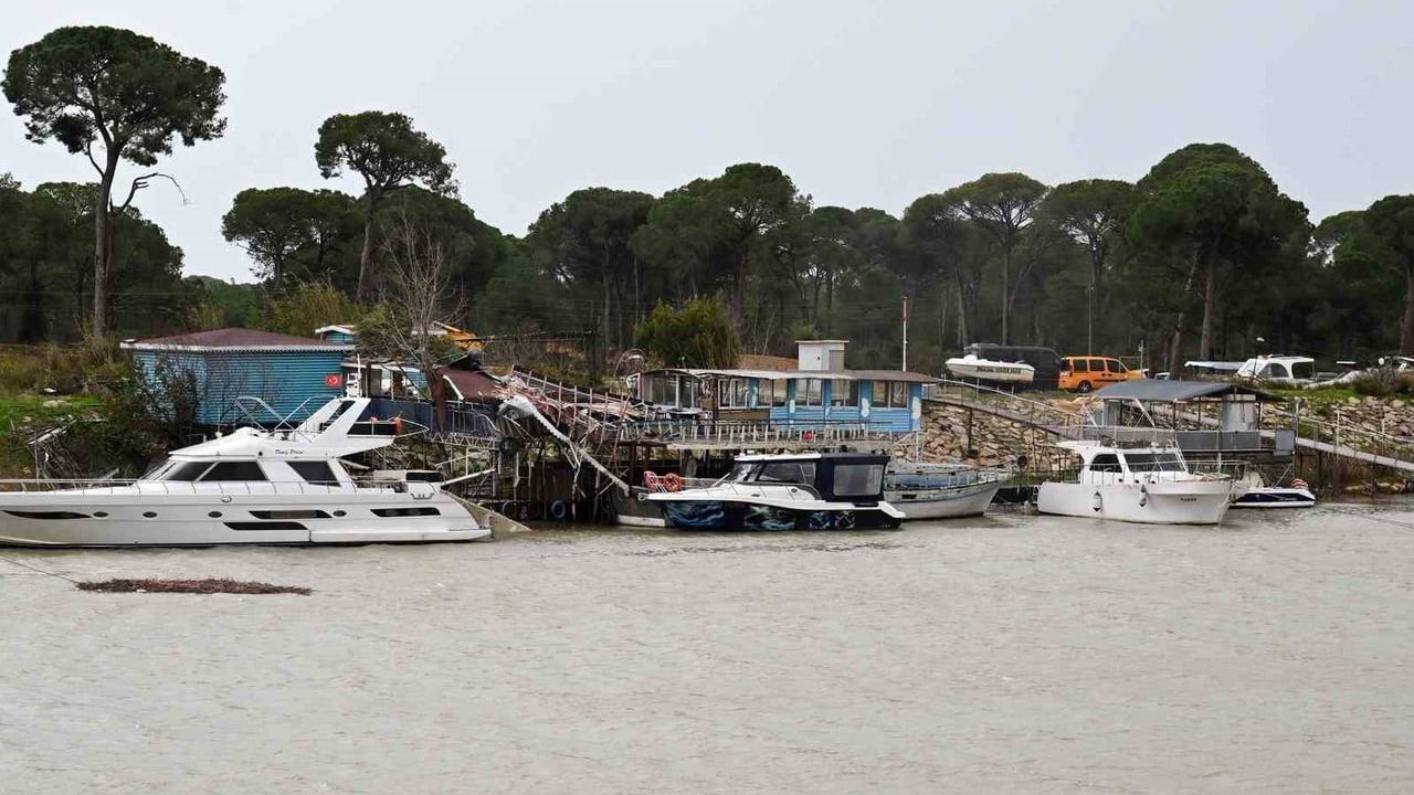 Antalya Aksu'da Hortum ve Fırtına: Seralarda Ciddi Hasar, Bir Kişi Yaralandı