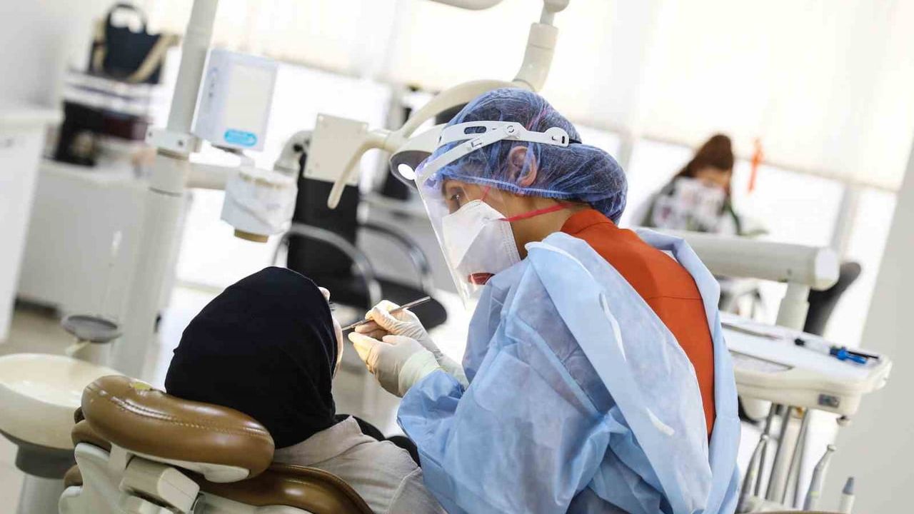 Antalya Büyükşehir Ağız ve Diş Sağlığı Polikliniği 2025'te 7 bin 100 Hastaya Ücretsiz Hizmet Verdi