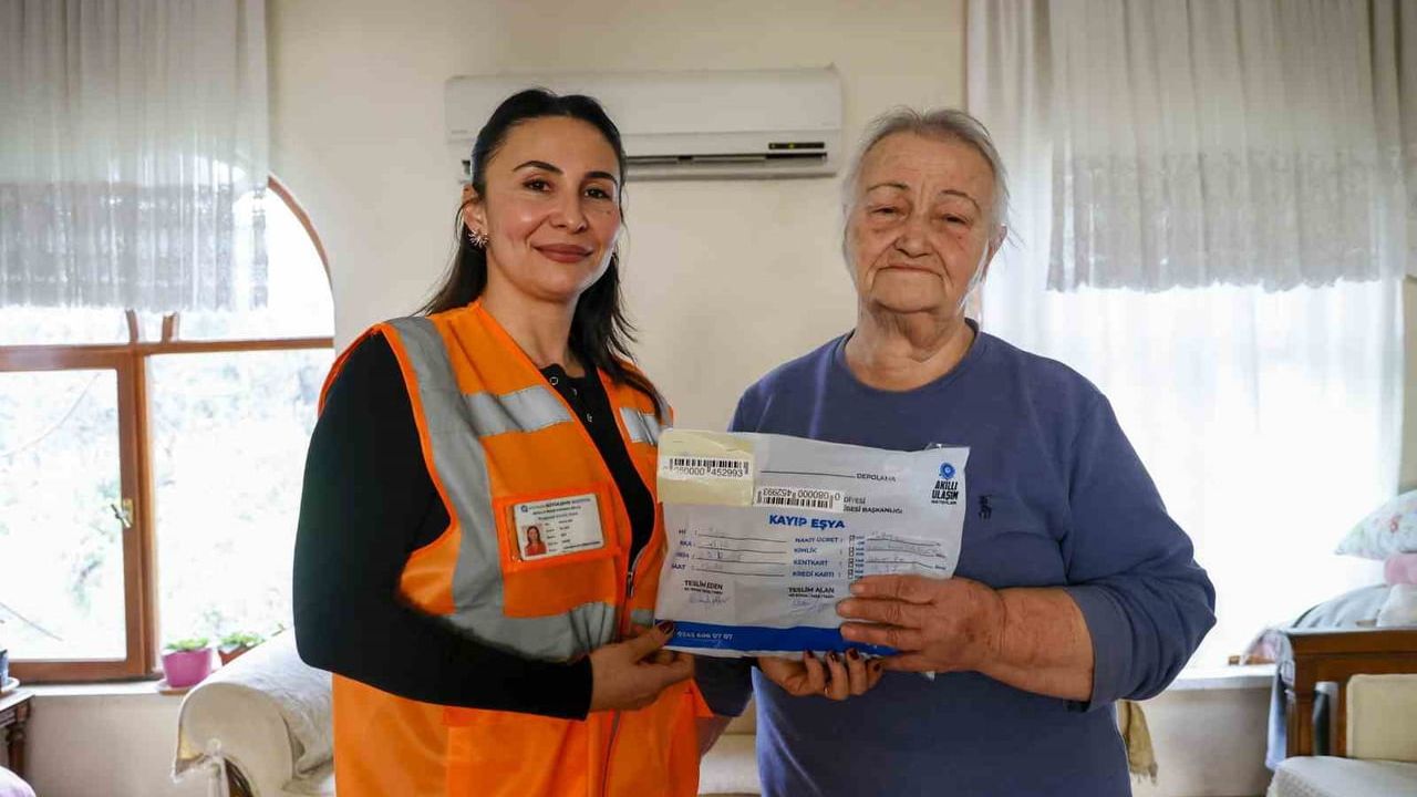 Antalya'da 77 Yaşındaki Kadının Otobüste Unuttuğu Cüzdan Evine Kadar Teslim Edildi