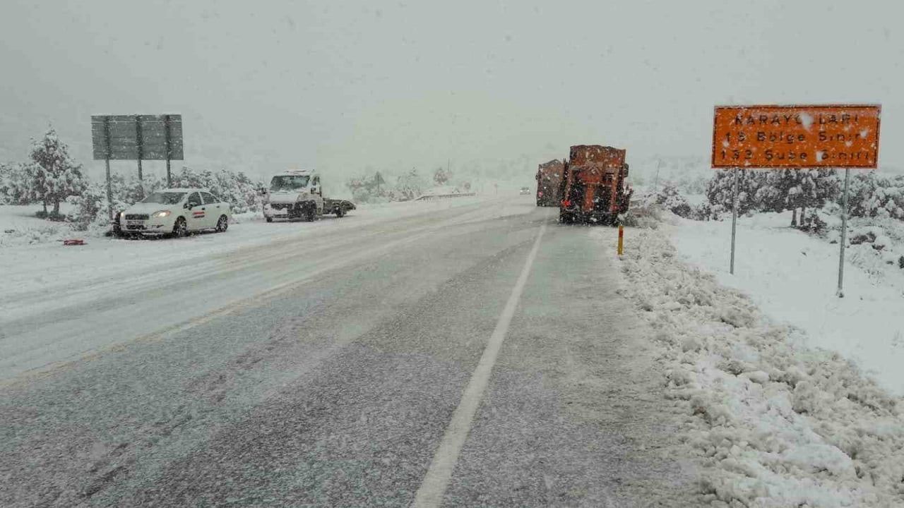 Antalya'da Alacabel'de Kar: Akseki-Seydişehir Yolunda 5-10 cm Birikim