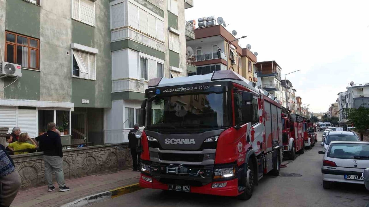 Antalya'da ardiye yangını: Genç kız anne ve babası tarafından teselli edildi