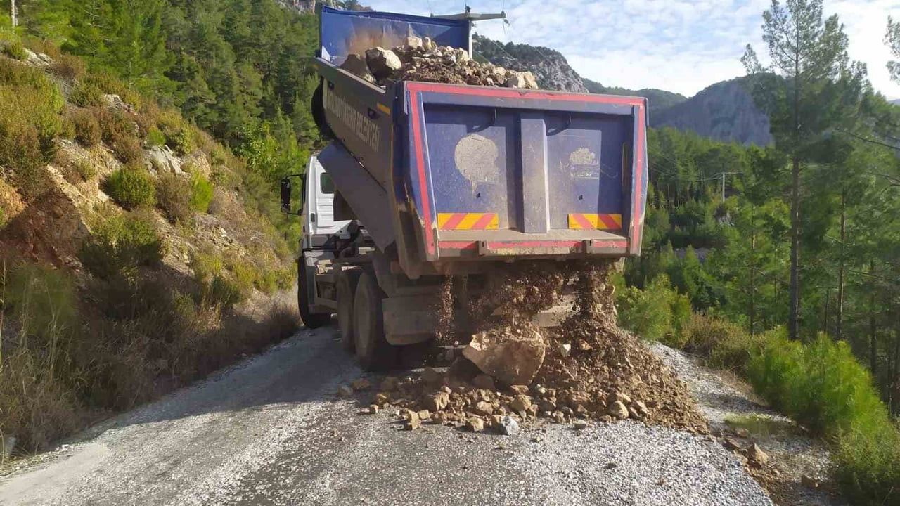 Antalya'da Aşırı Yağışlara Büyükşehir ve ASAT'tan Yoğun Müdahale
