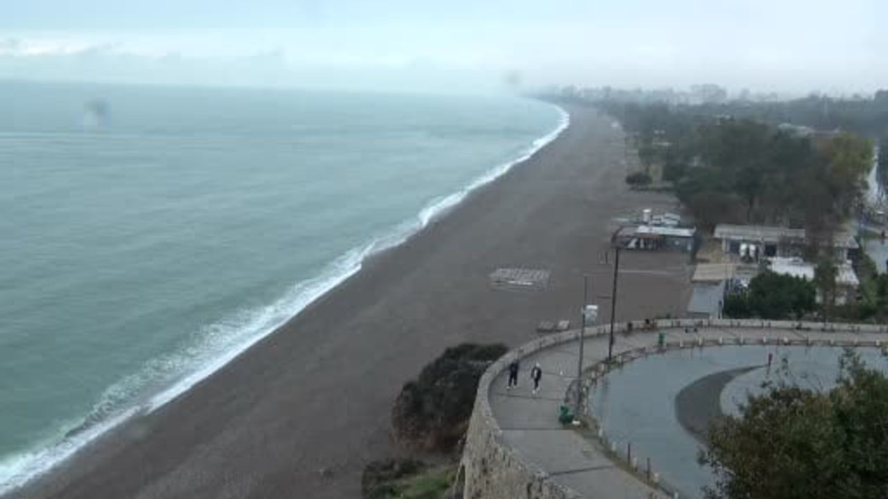 Antalya'da Fırtına Dinince Sahile Vuran Çöpler ve Yol Çökmeleri Endişe Yarattı