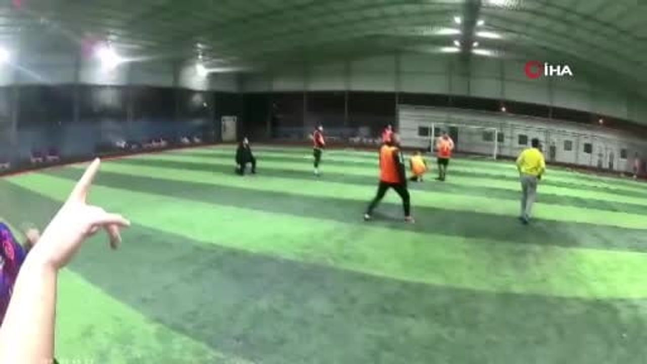 Antalya'da Fırtına: Halı Saha Çatısı Çöktü, Futbolcular Kaçtı