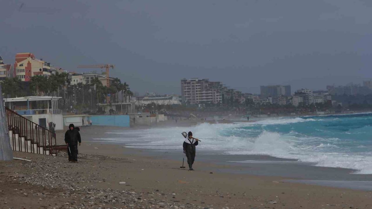 Antalya'da Fırtına ve Dev Dalgalarda Dedektörlü Arama